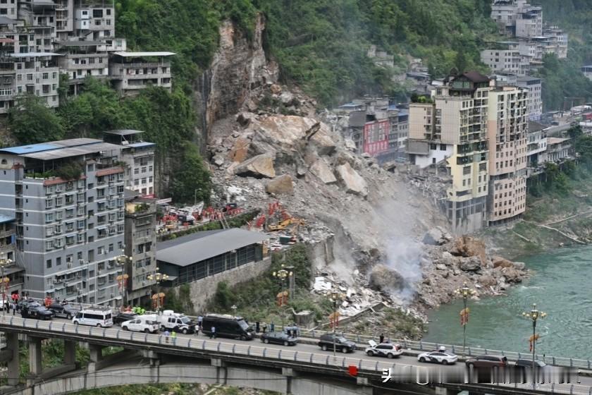 上千名消防员、地质工作人员、法医顶着高温日夜搜寻，一寸寸清理塌方渣土，不放过任何