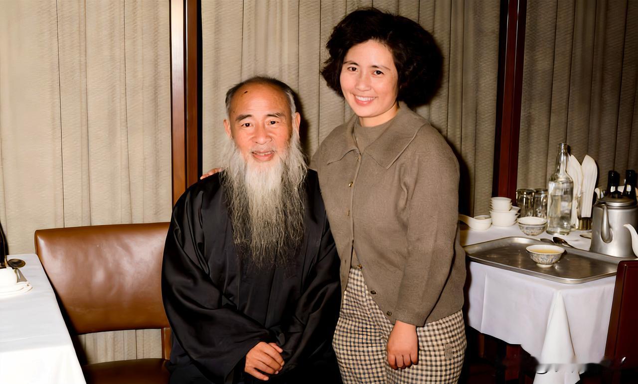 一九六三年，香港，国画大师张大千与女儿张心庆的合影。这绝非演戏，而是货真价实的张