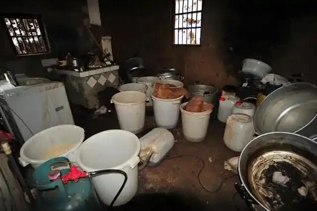 大爷拍邻居豆腐坊被罚款200元！告警方反败诉，咋回事？湖北当阳62岁的覃大爷，