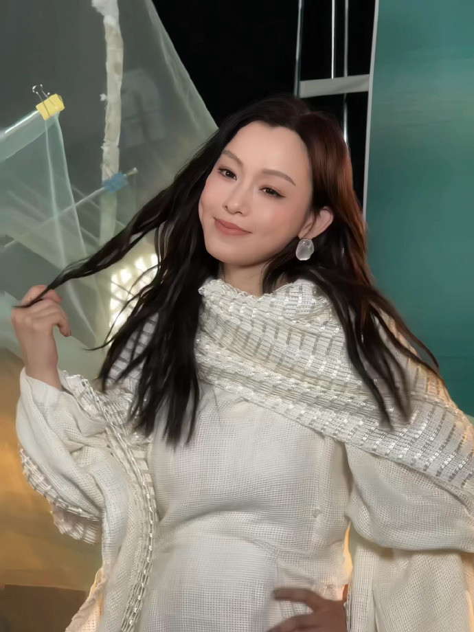 1.范玮琪的舞蹈天赋很一般，在《浪姐》节目的表现就跟搅屎棍似的，显得跟其他女艺人