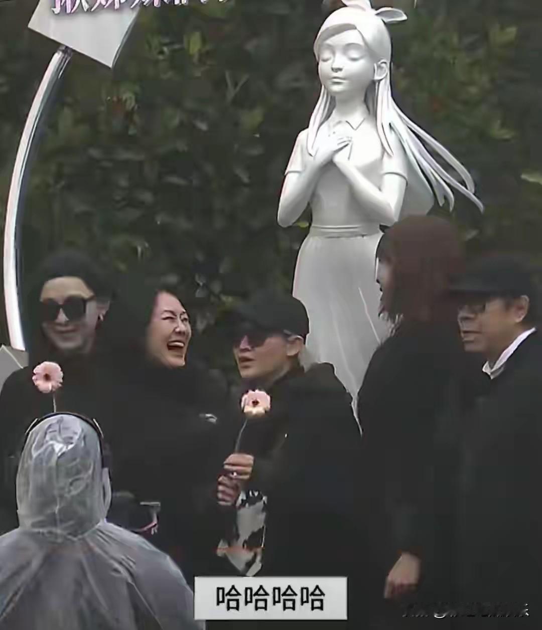 小S在大S雕像前放声大笑，大S逝世一周年小S大笑似乎不太好，是对逝者不敬。小