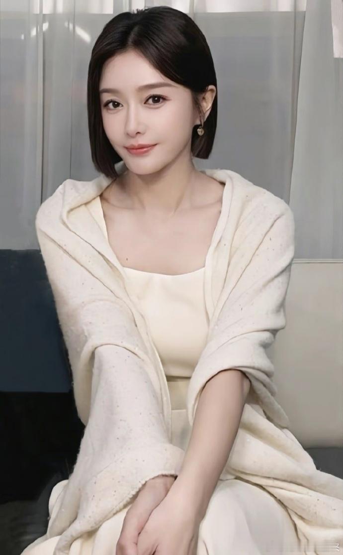 1.谭松韵和虎牙弟弟当年确实互相有好感过，但狗仔的介入，让两人都感觉被对方利用