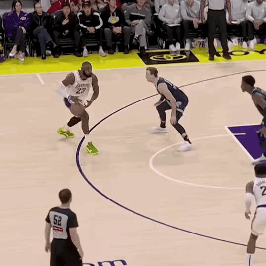 詹姆斯的控球能力如何？简单点说，詹姆斯控球一通胯下、背后猛操作，实则一塌糊塗，