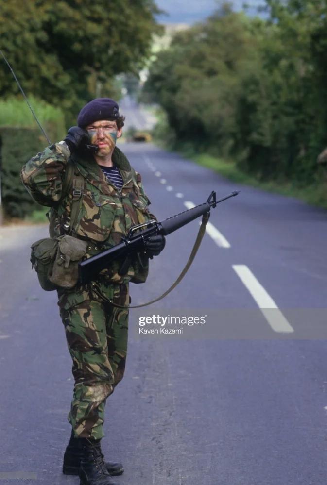 1985年，英国陆军士兵在克罗斯马格伦的道路中央携带ColtArmalite