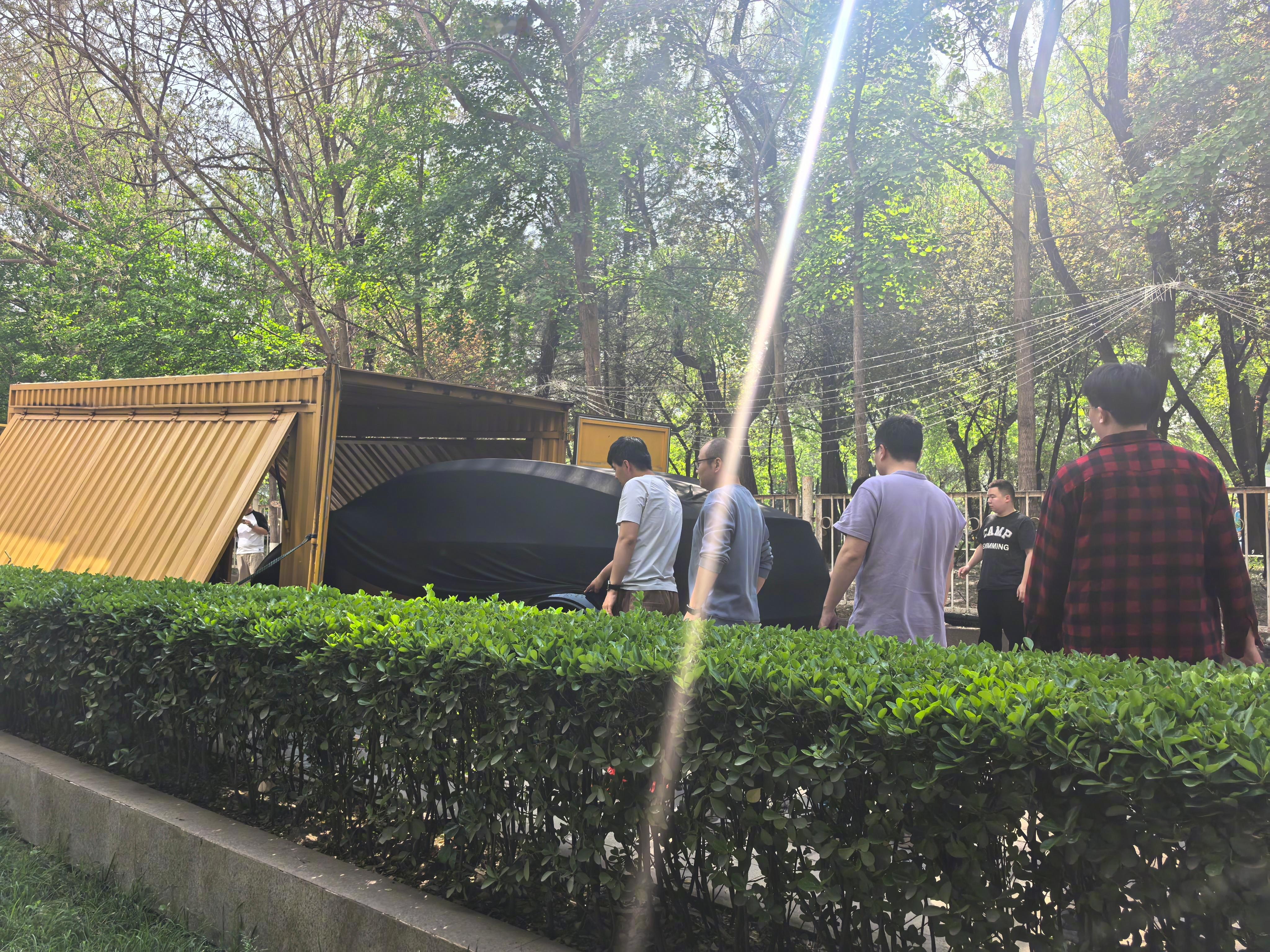 iCAR伪装车路透。溜背姿态，车身看着还挺宽，配了个越野胎，应该是个全新品类感觉