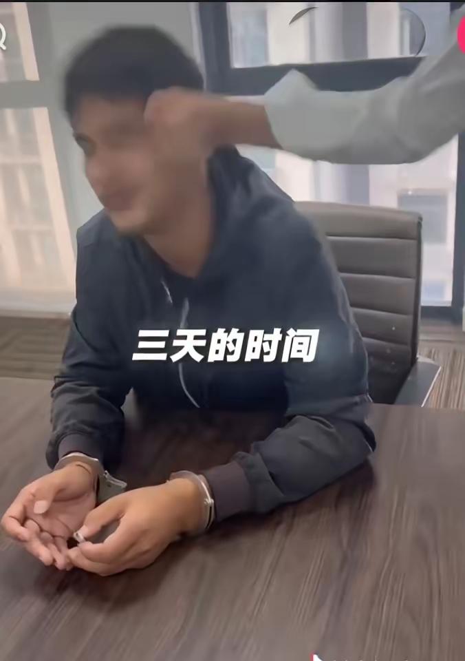 残害中国同胞的“非洲洋洋”赵某洋被捉，现场被人抽了一巴掌。据在场的知情人说，他被