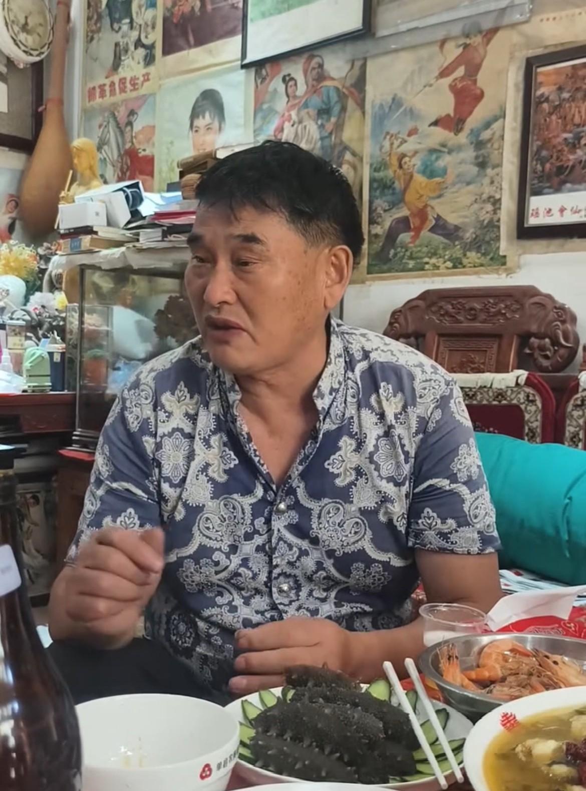 看大衣哥比整天编剧本演剧本的人好多了，他平常就在家接待一下全国各地慕名而来的粉丝