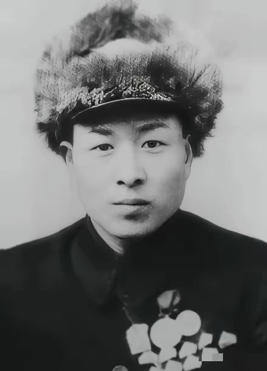 1941年,八路军战士郑希和执行任务归来歇脚，竟撞见8名日军追逐农妇，他默默打开