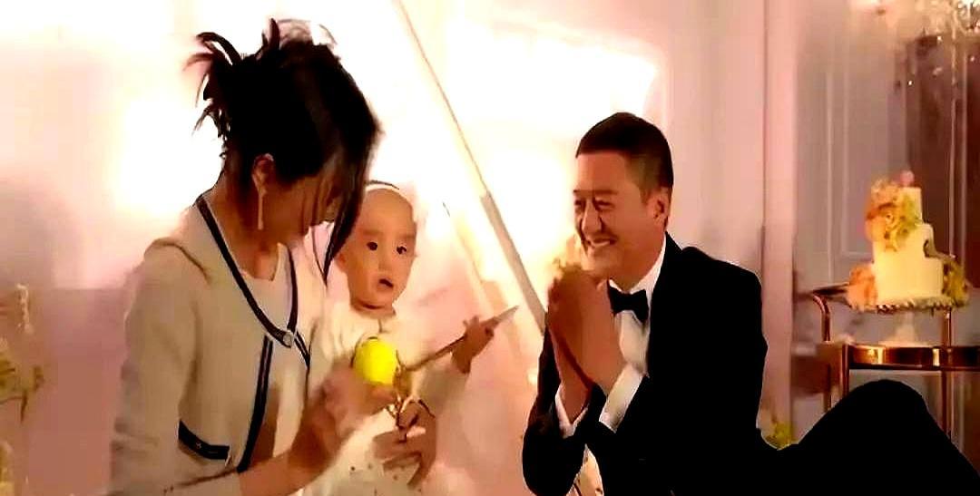 李亚鹏又晒娃了。19岁李嫣抱着3岁半李夏，像个小妈，笑得自然。同父异