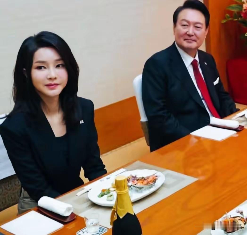 尹锡悦的妻子，打扮的确实很漂亮，长得也年轻，看起来就和明星一样，但是老话说的好，