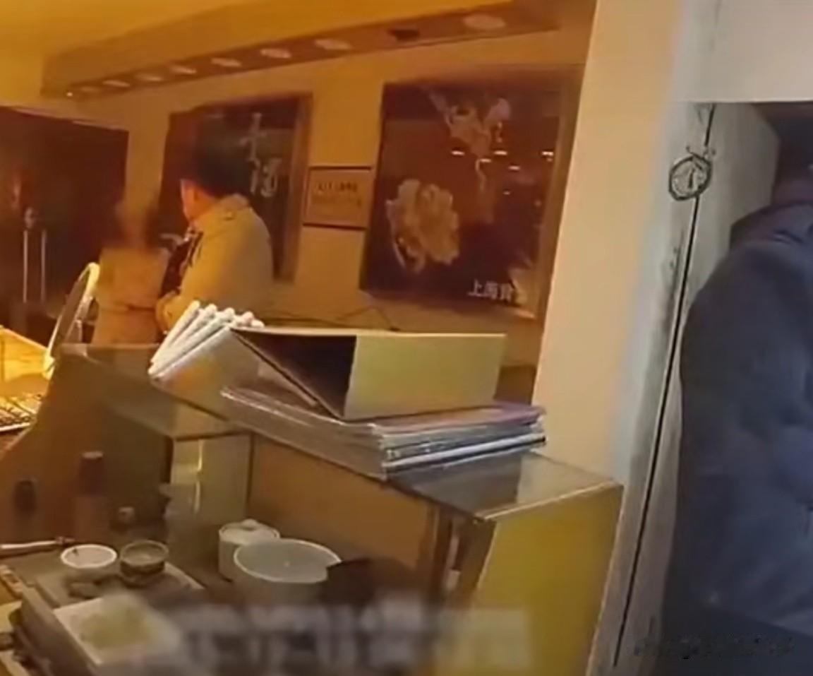 窃贼撬盗金店百万黄金，一瓶可乐助警方十小时速破案凌晨上海发生一起金店盗窃案
