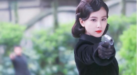 1940年，地下党康乃尔正在茶楼玩牌，一军统美女突然拍了了拍他的肩膀，使了个眼色