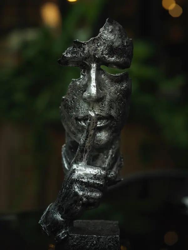 人最大的愚蠢，莫过于多言；最高的境界，恰是沉默；最强的能力，乃是忍耐；最好的修养