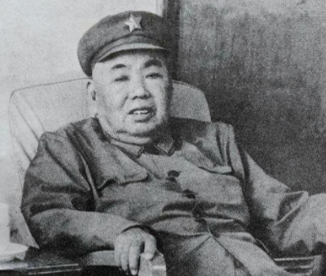 1976年许世友来到毛主席故乡韶山，就在喝酒时，许世友女儿突然上前耳语，许世友
