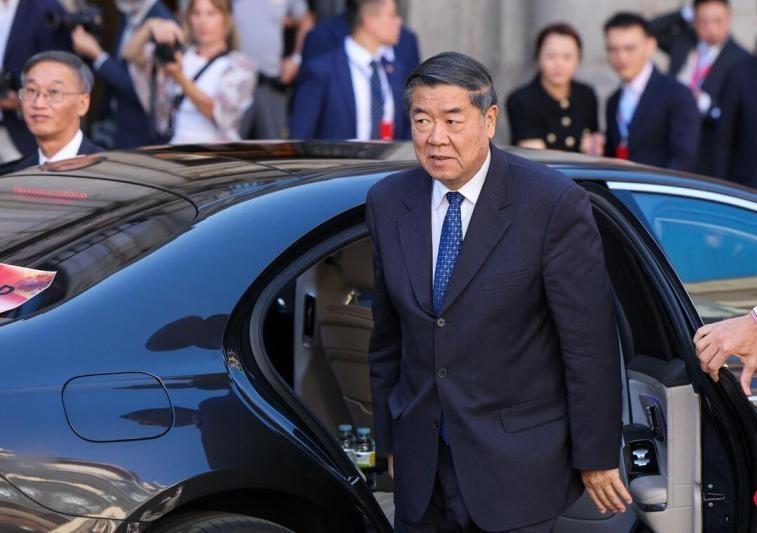 中美马德里会谈，中方一个罕见提议让美方彻底懵了，贝森特承认做不了主，连夜致电请示