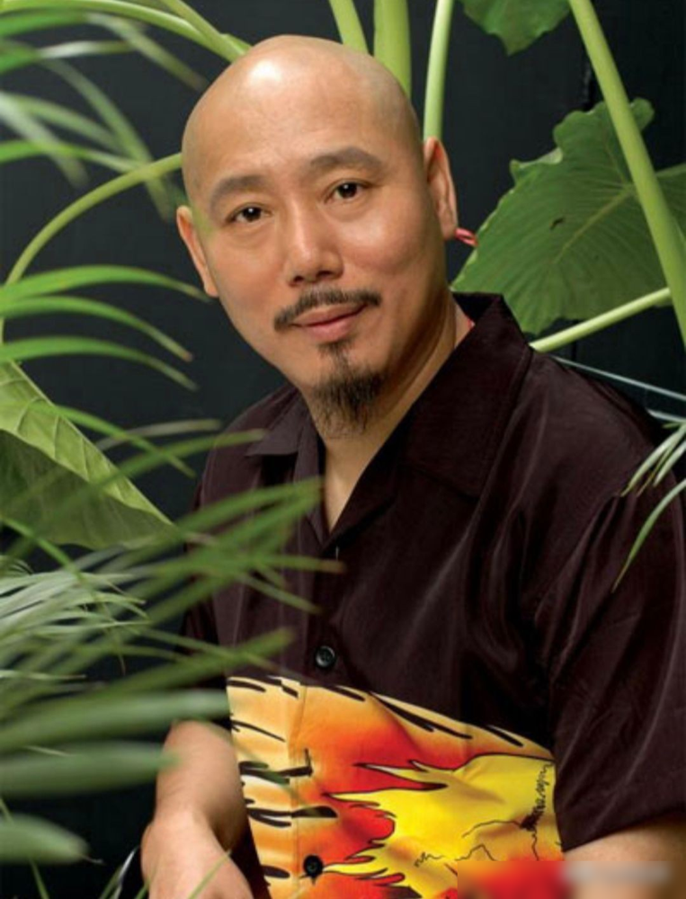 李诚儒一句三浪，把蔡康永钉在导演席上五年没翻身。那节目放的是《甜点店之恋》，王晶当制片人，苑琼丹搭戏