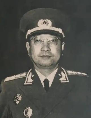 1955年9月27日授衔仪式上，当毛主席走到陈赓面前时，说：“你陈赓当大将了，跟