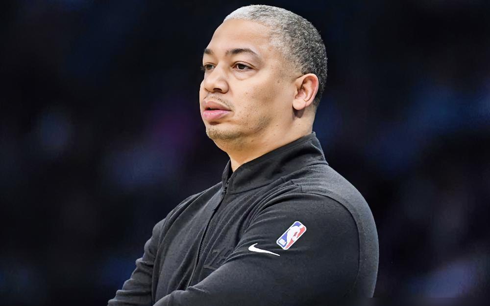 泰伦卢赛后对着镜头说：“我们有球员没来。”记者追问是谁。他闭上嘴，露出