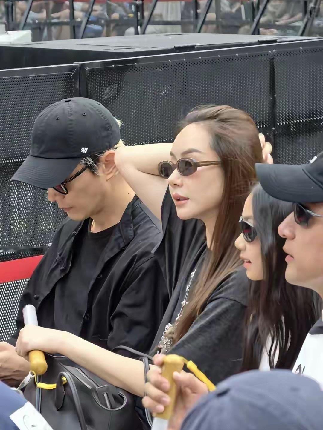 戚薇怎么越长越嫩，和家人看演唱会，光侧脸就足够迷人太漂亮了！