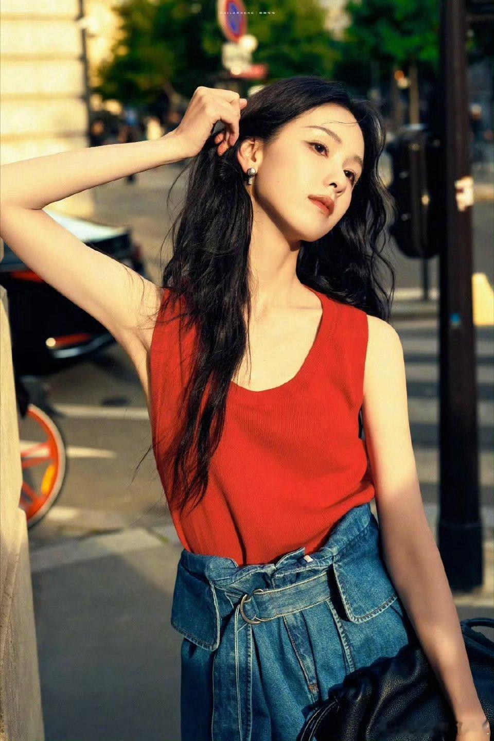 陈都灵太美啦完全女神就这样不需要磨皮打光也是美的要死[送花花