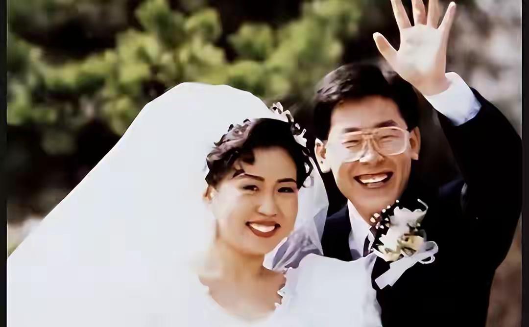 李在明夫妇，时光可以改变容颜，但改变不了眼里幸福的光。在婚姻里有无遇对人，时间可