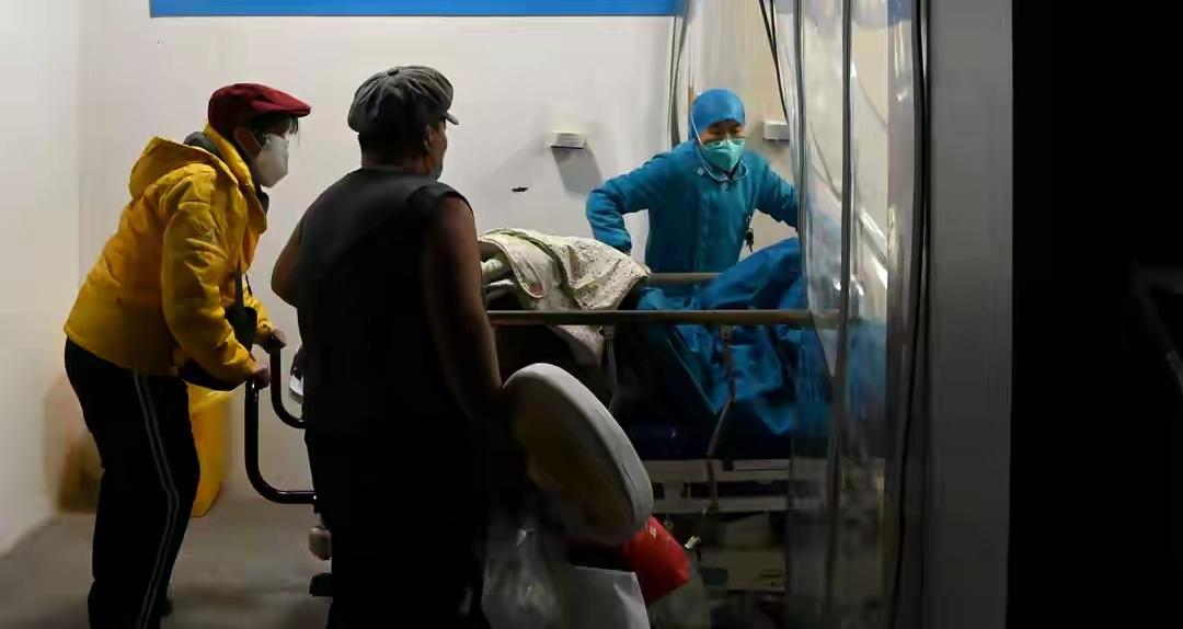 好朋友的哥哥在五年前得了骨肉瘤，当时我朋友是护士，果断给哥哥做了截肢手术，这几年