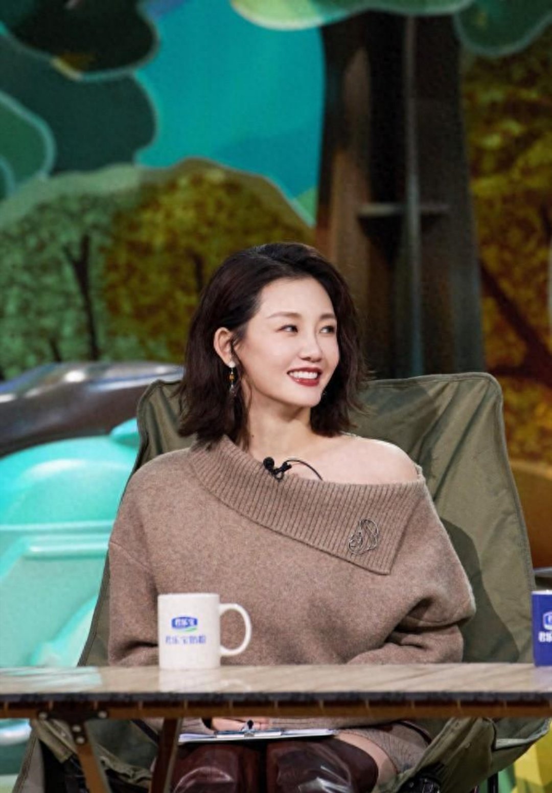 郑恺老婆苗苗新烫微卷短发后大变样！穿露肩针织裙搭配棕色长筒靴，气质惊艳十足