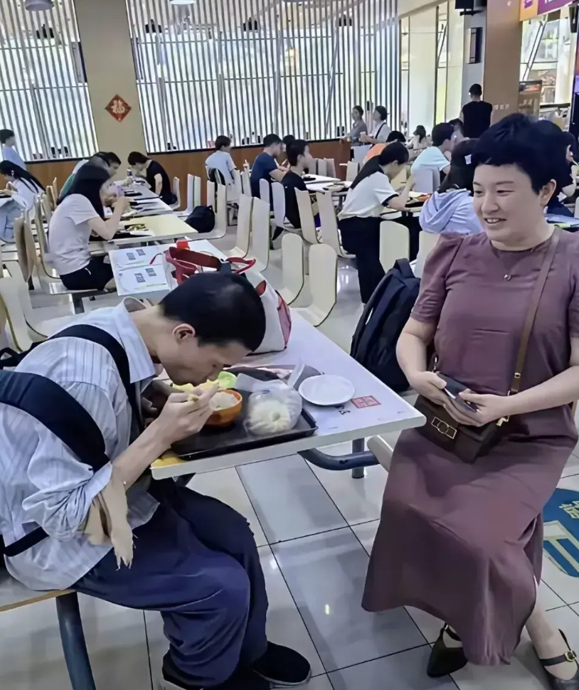 丈母娘看女婿！北京大学的副教授韦东亦简称（韦神）坐在北大的食堂里用餐，全程低调头