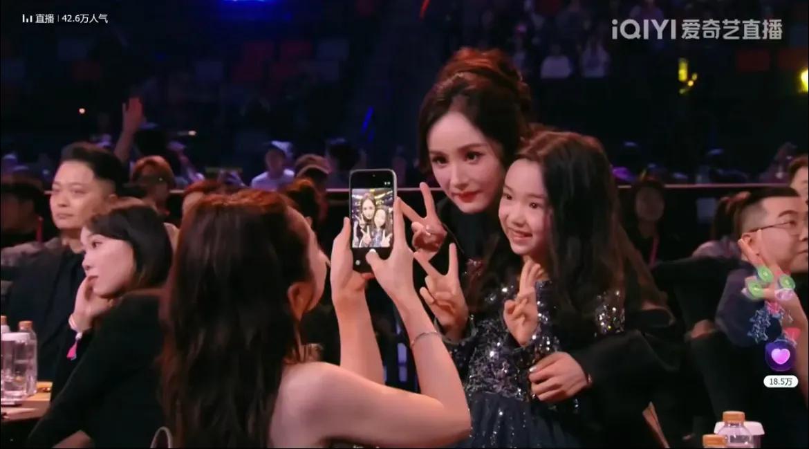 杨幂嫌弃董璇拍照内娱闺蜜真实日常！董璇拍杨幂遭当场嫌弃，幂姐撇嘴吐槽角度歪，却一