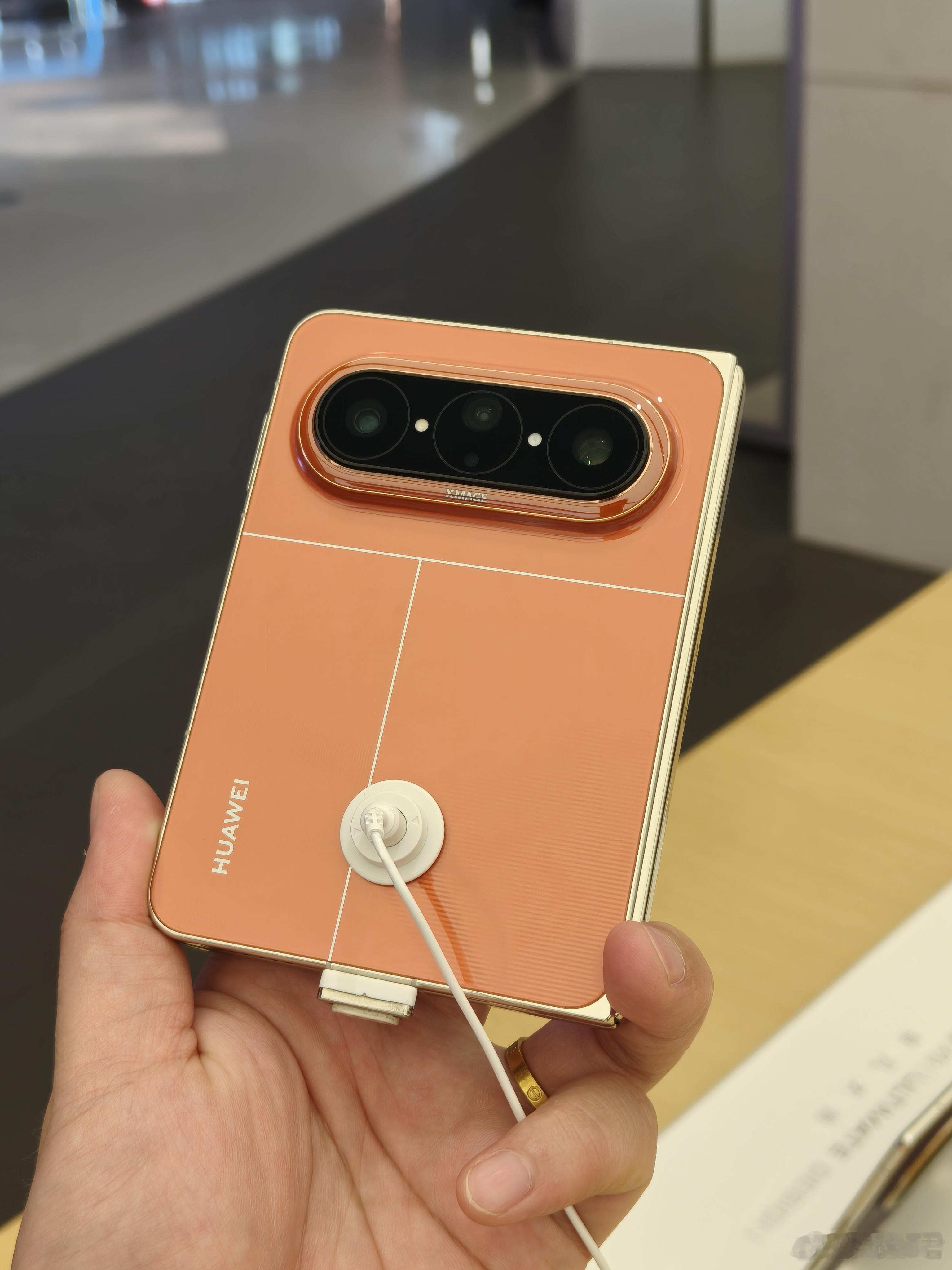 iPhoneUltra金属机模哈哈哈哈！这不就是华为PuraXMax吗？一样