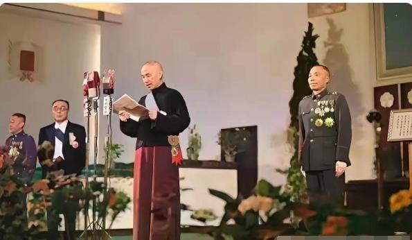 1948年正副总统就职典礼上演“换装大戏”！说好的穿军装，蒋介石却临时变卦穿长袍