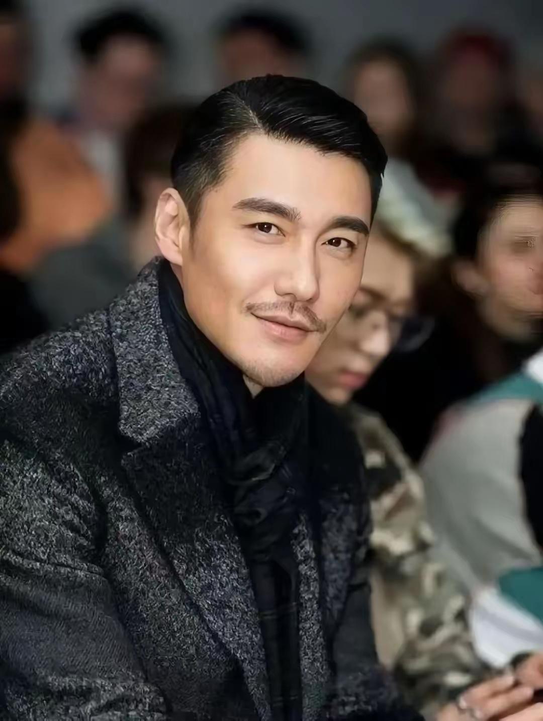 胡兵去香港发展，住的是陈泽民的豪宅，出门有专车接送，连开演唱会对方都要飞去捧场。