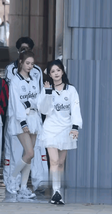 白鹿好心跟周洁琼打招呼，周洁琼的表情倒是有些奇怪，感觉她看着白鹿背影的眼神里带点