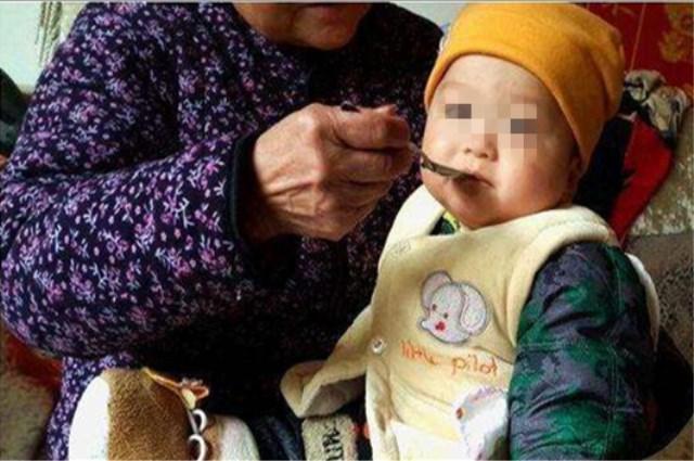 2岁宝宝晚上不敢睡觉, 奶奶给孩子换衣服后, 偷偷报了警