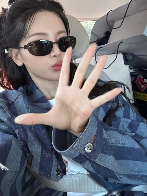 杨超越宝宝520快乐[玫瑰][玫瑰][玫瑰]​​​