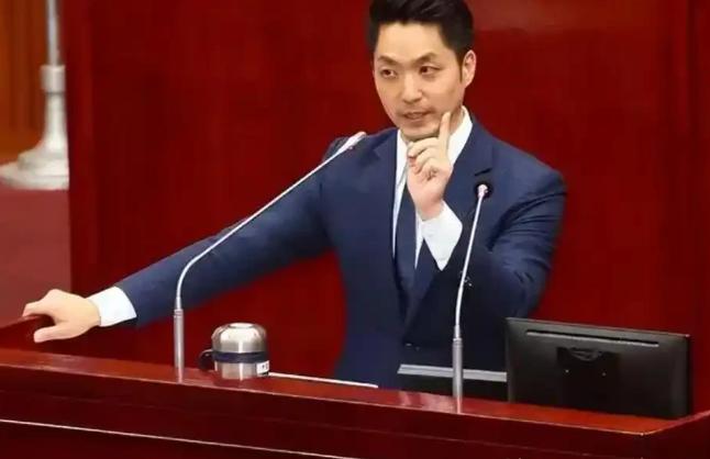 蒋万安这次终于硬了一回，直接向“去中国化”的屠刀亮剑了，面对绿营政客要把“中国人