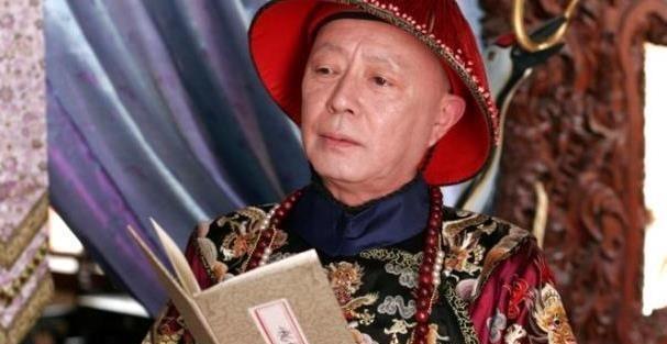 1908年慈禧太后去世，李莲英立马请求回老家养老。隆裕太后面色不善，心想：“你做