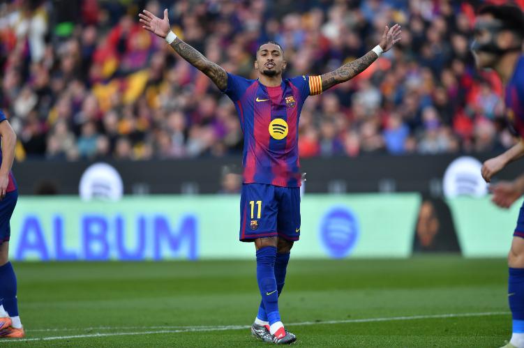 德国转会市场表示，之所以将拉菲尼亚的身价下调到8000万欧，是因为年龄和伤病。亚