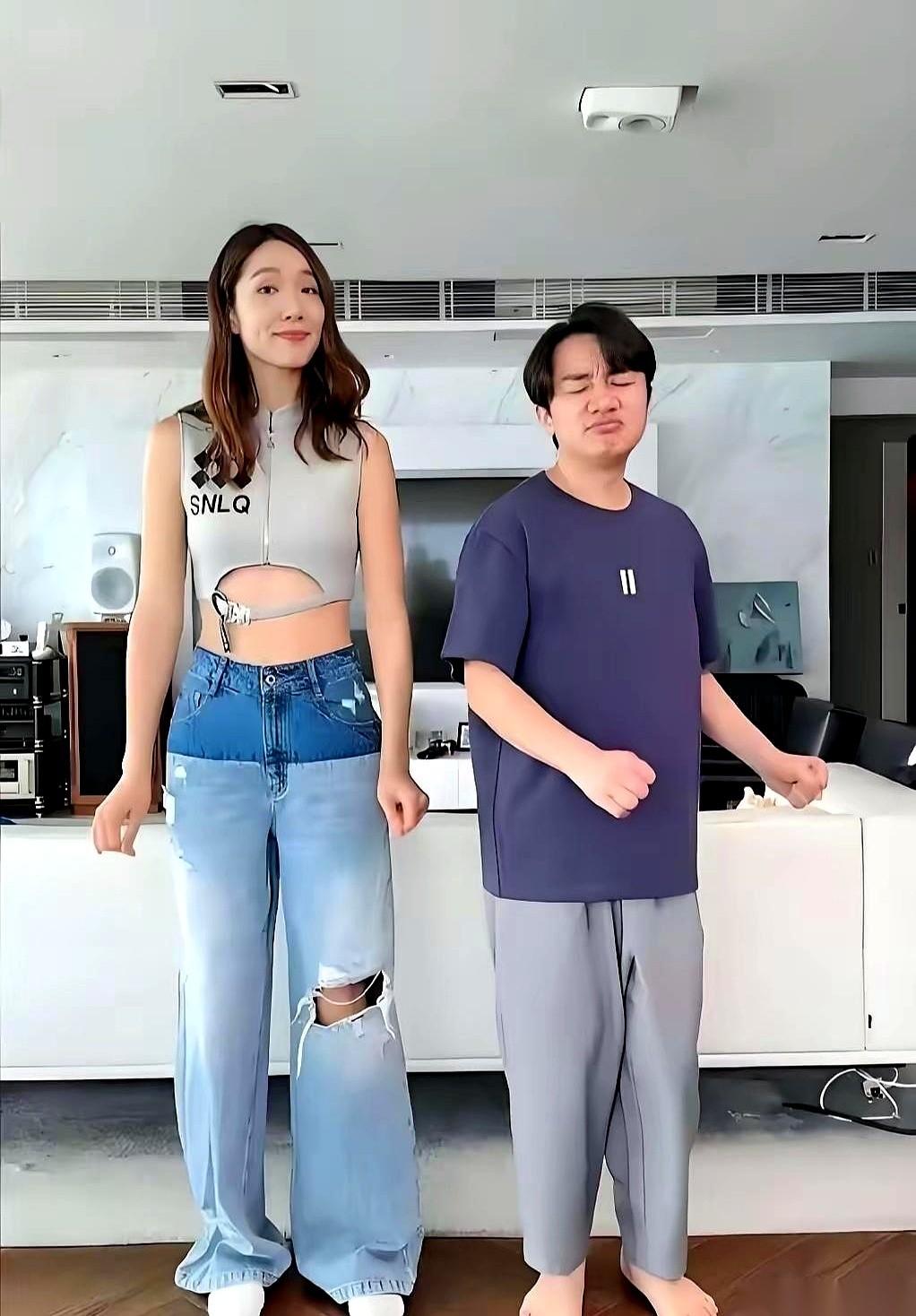 王祖蓝，一米六。就这个数字，往身高一米七五的华裔选美冠军李亚男身边一站，摄像大