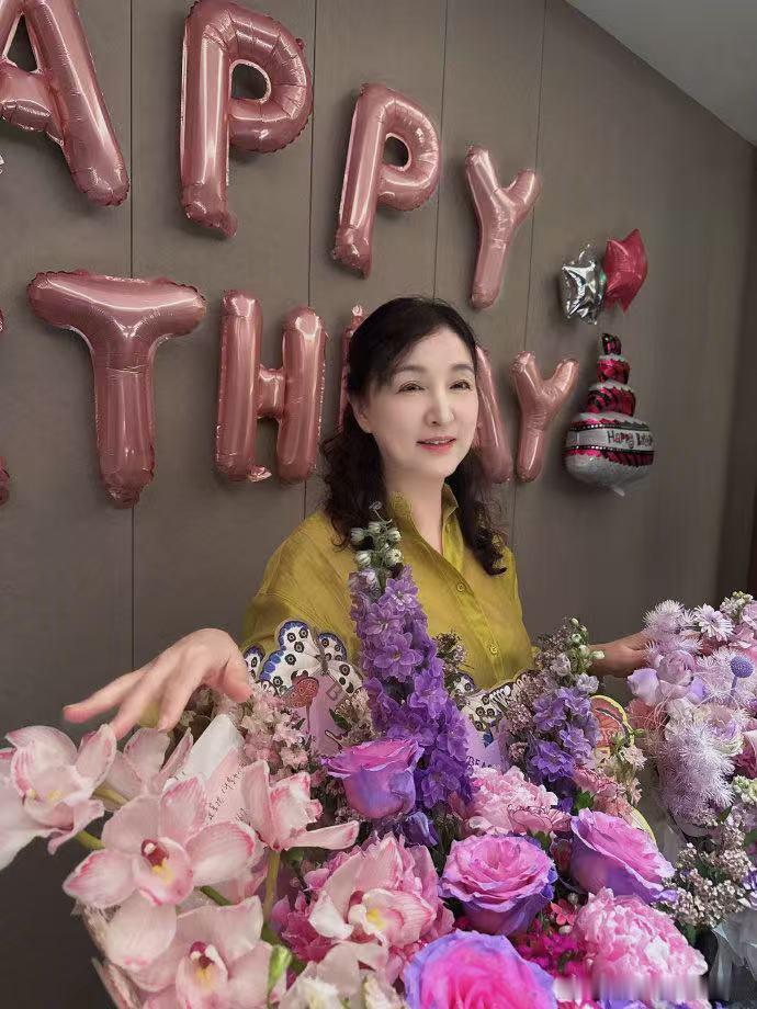 王晓晨发文为妈妈庆生王晓晨晒照为妈妈庆生王晓晨给妈妈的生日惊喜好棒！鲜花簇拥，
