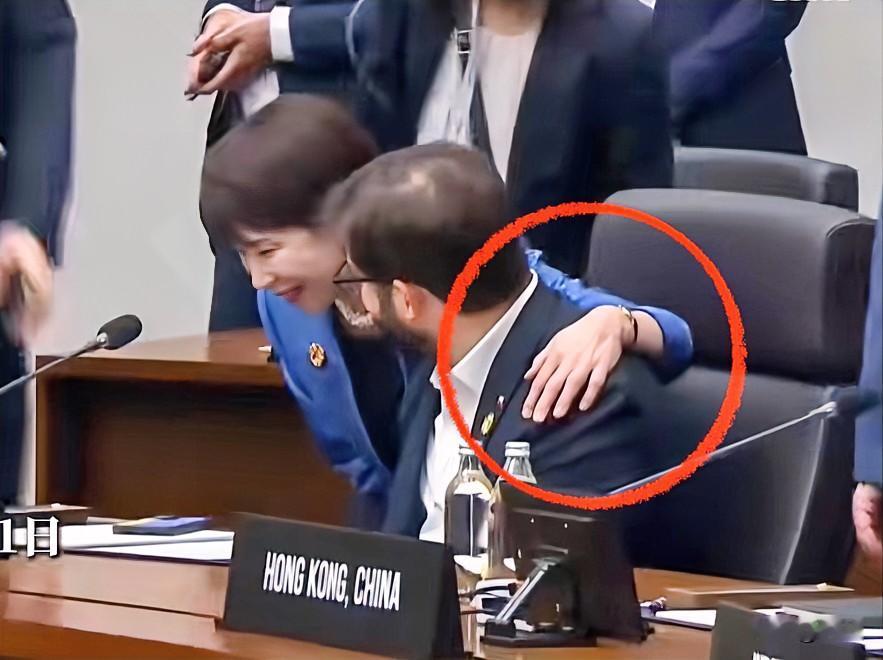 39岁的智利总统面对如此热情的日本首相高市早苗直接给整不会了！当地时间11月1日