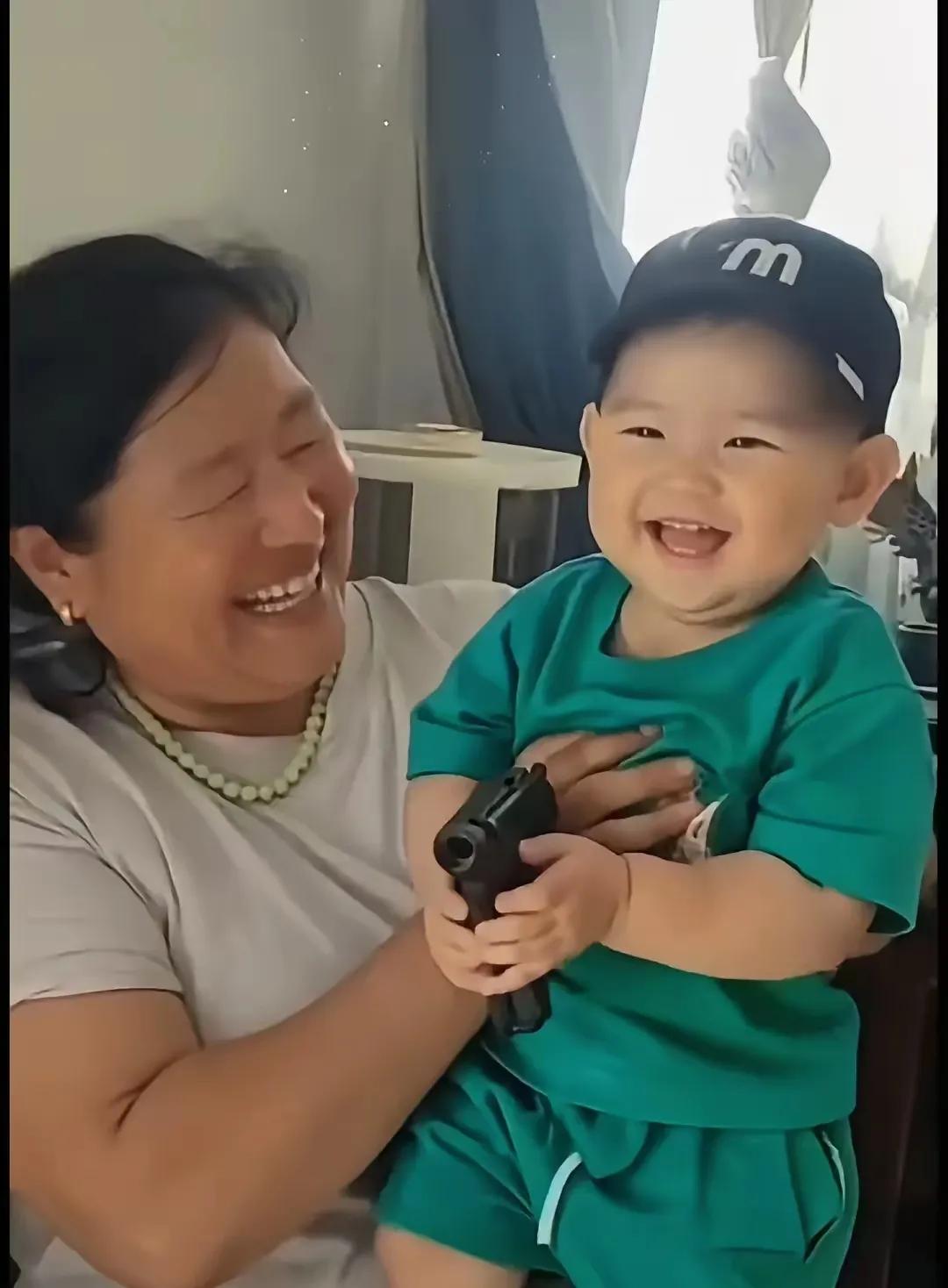 看看这小孩的基因，谁能想到这是大衣哥的孙子？说句难听的，在没娶儿媳妇之前，大衣哥