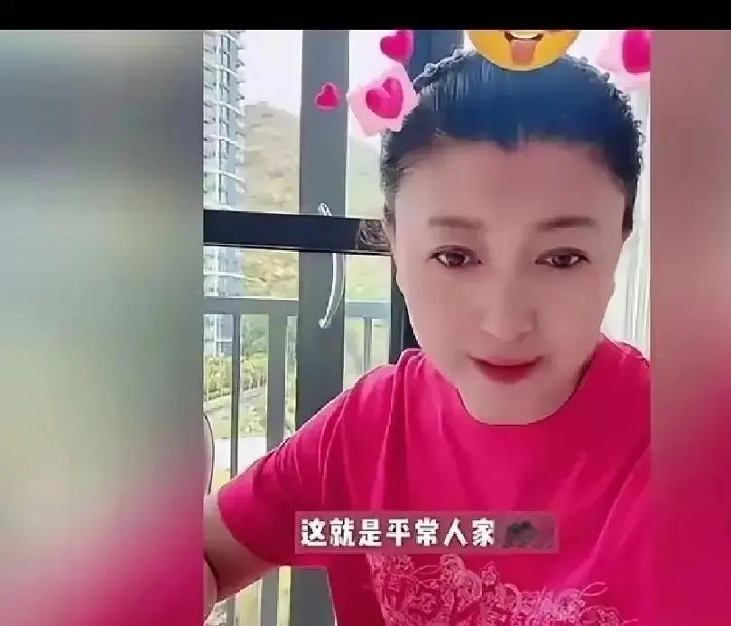 11道菜只算家常？闫学晶晒鲍鱼刺痛谁一张餐桌摆满11道菜，鲍鱼当...