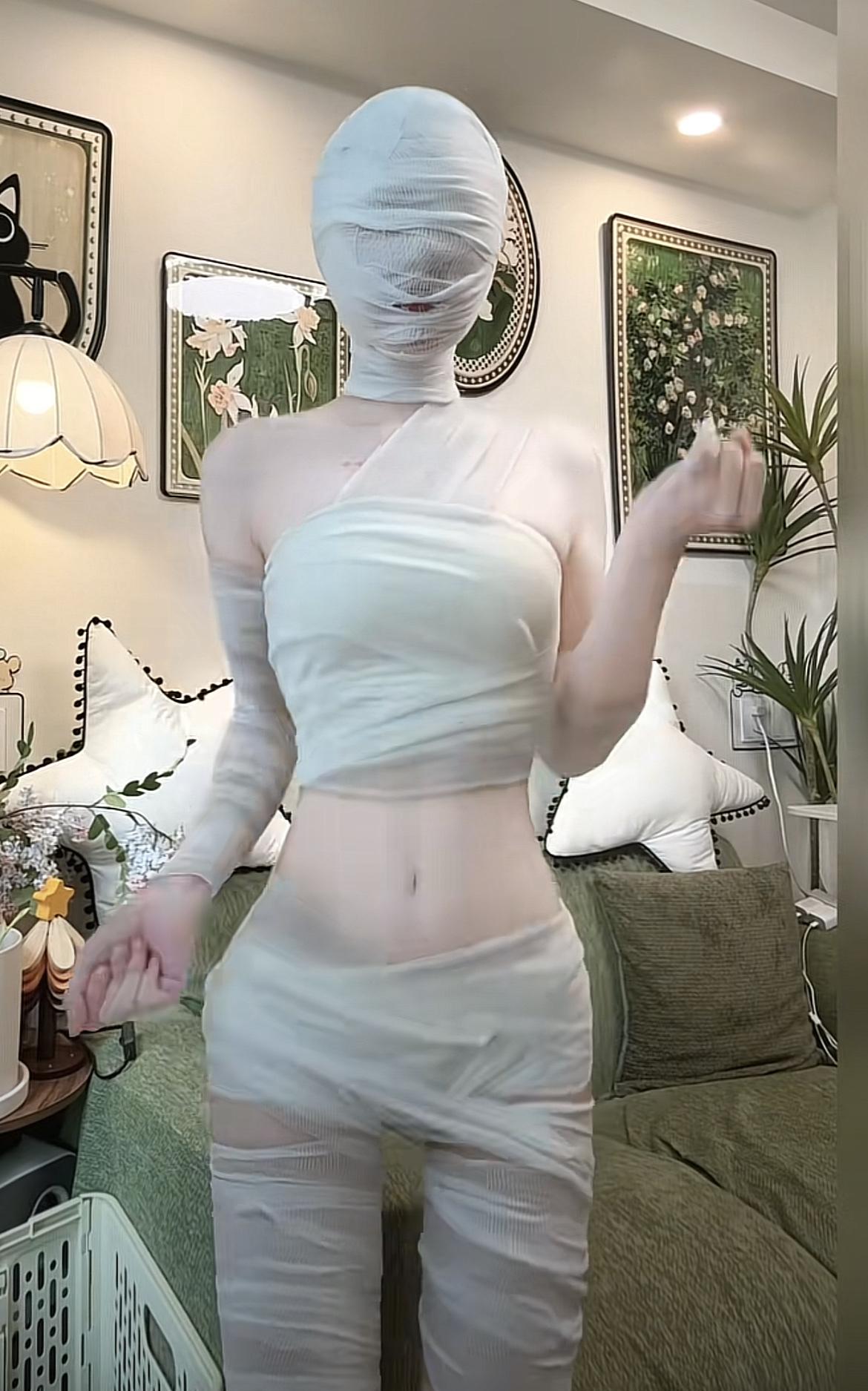 网上看到的极致古装木乃伊风，第一次见这种穿搭，怎么感觉还挺显身材的啊[捂脸哭]