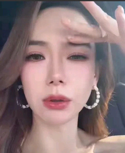 戚薇说，我割双眼皮这事儿没什么好藏的。早年拍戏每天都要贴双眼皮贴，太浪费时间，我