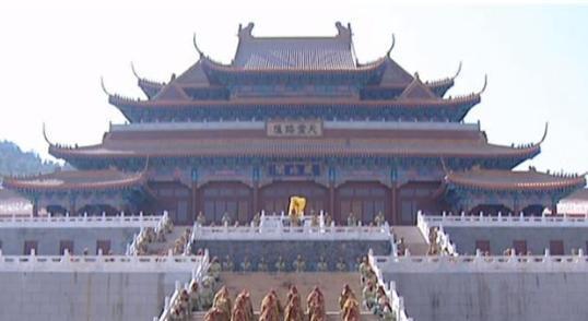 太平军大部分是湖南人。太平天国从两广突围时只有两万人，男女老幼都算上才两万人。可