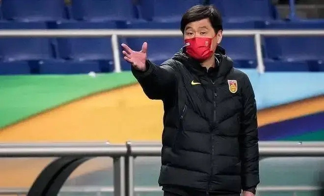 着实佩服李霄鹏指导！说实话，自赛季初李霄鹏指导执掌青岛海牛教鞭，不少球迷就判定青