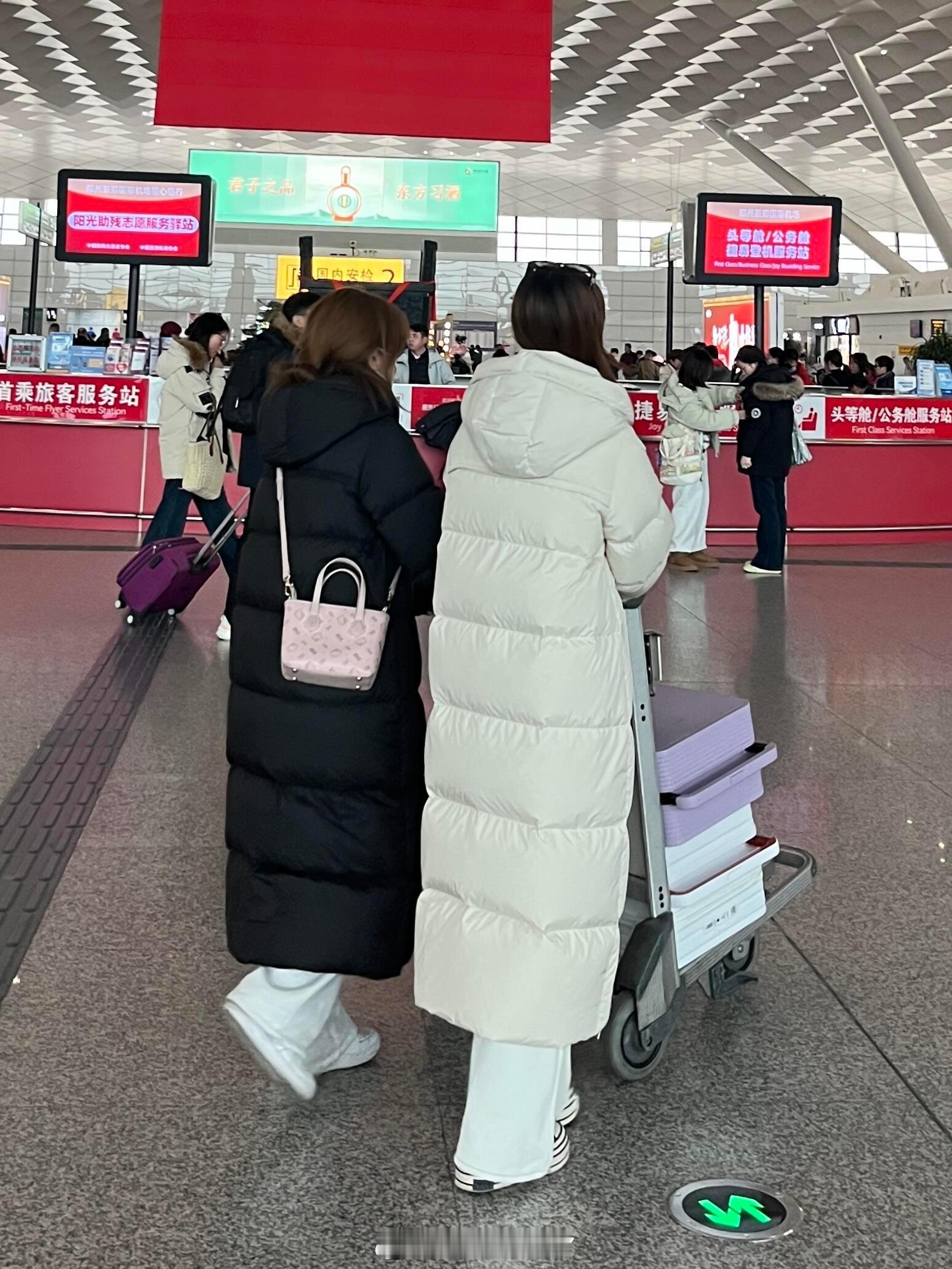 机场看到的，长款羽绒服才是冬天永远滴神直观感受这款就是又耐穿又有质感，特别是白色