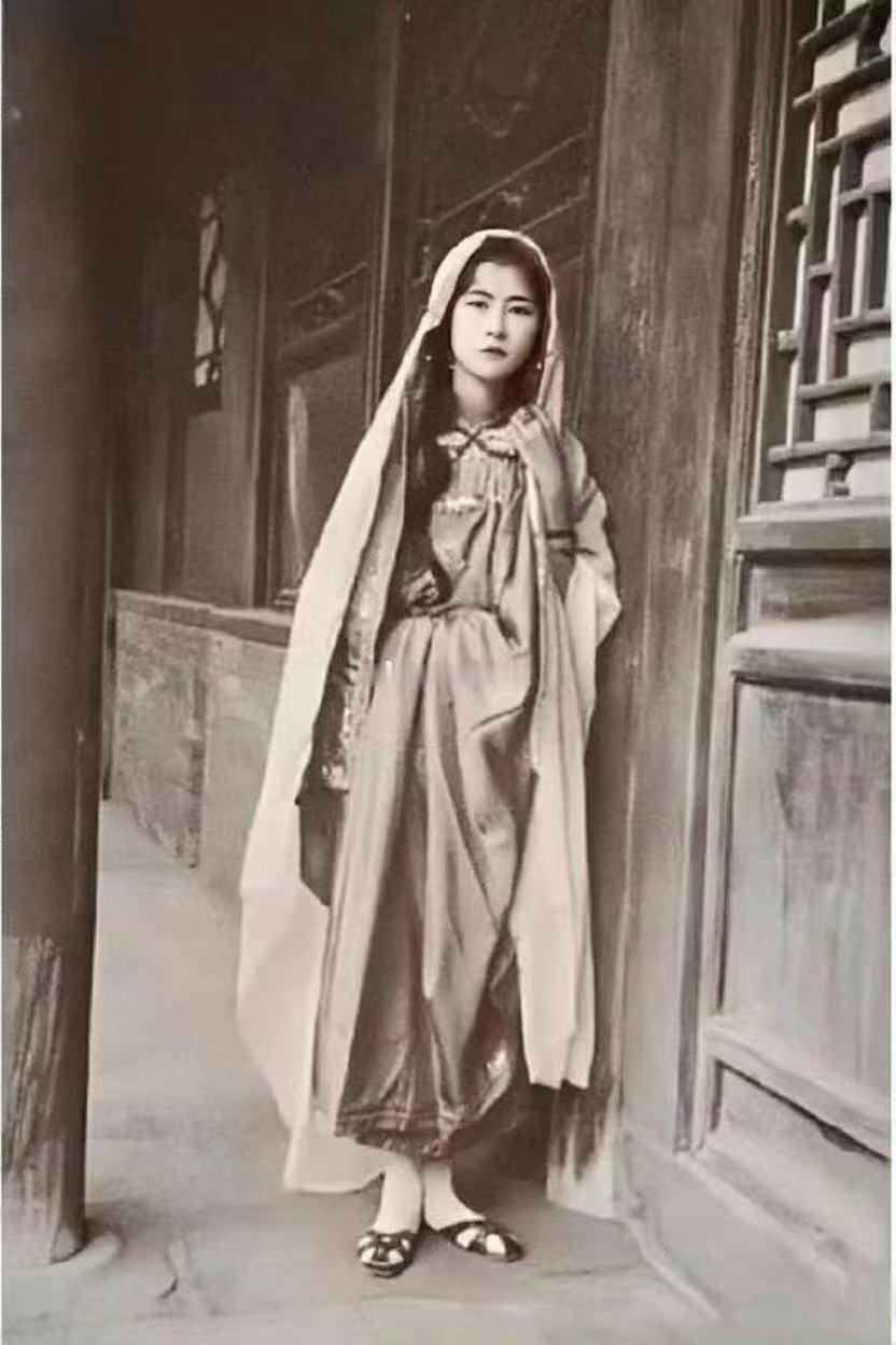 这才是1924年20岁的林徽因在北京真实样貌，不要被电视剧骗了。那时候的她沉鱼落