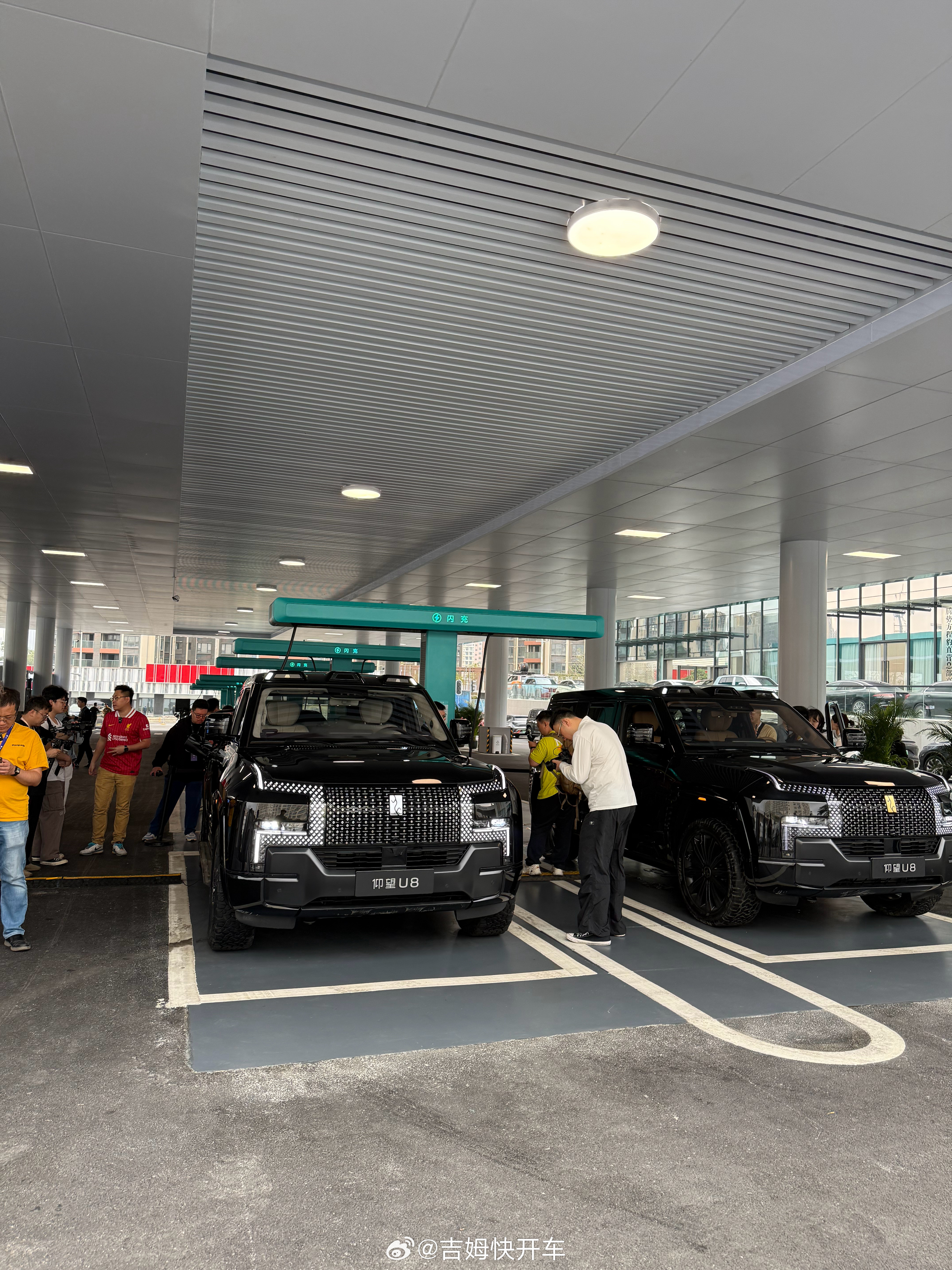 比亚迪总部最大的闪充站，七个桩14把枪，还带便利店，场地很大，洞线合理，闪充还快